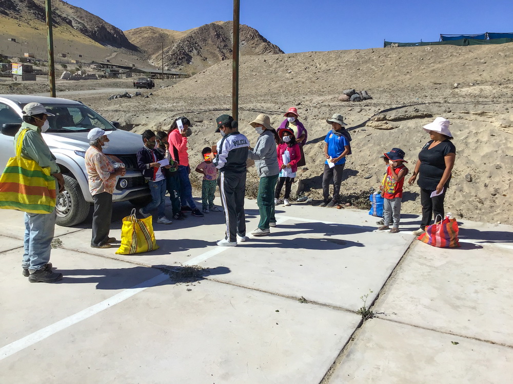 Distributing Gospel Tracts With Food Ministry