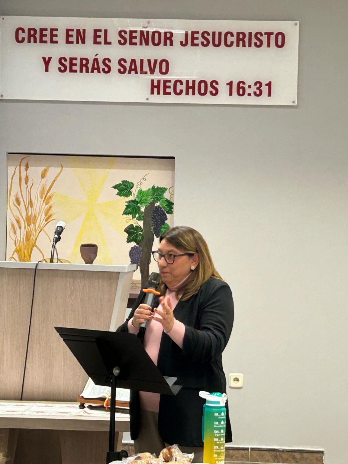Salud teaching at a Women's Conference