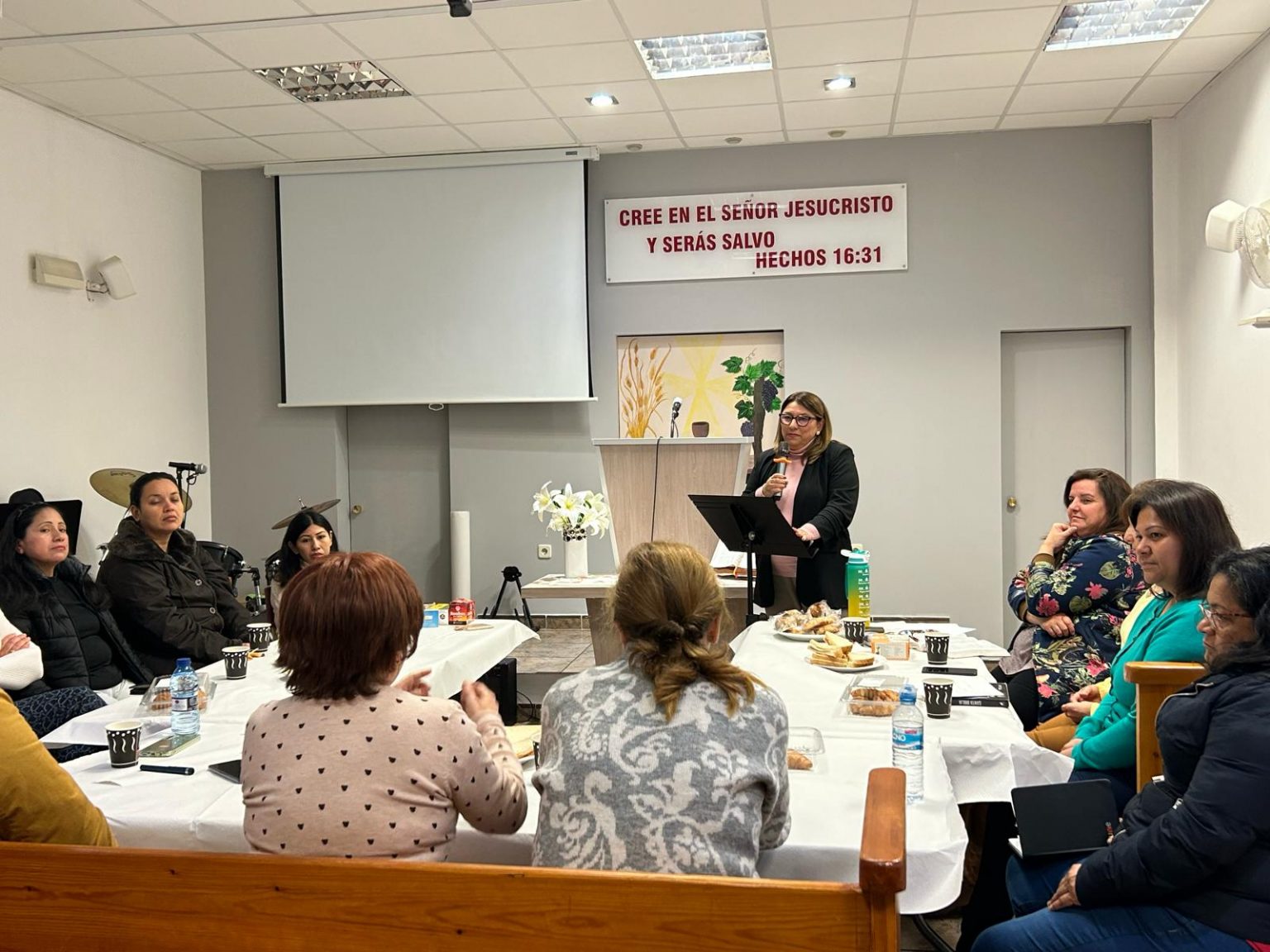 Salud teaching at a Women's Conference